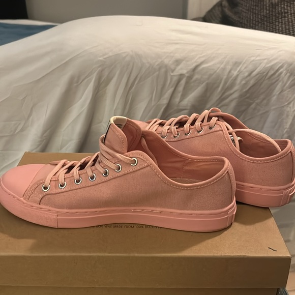 These shoes & laces made entirely out of 100% recycled post-consumer plastic. - Picture 4 of 6